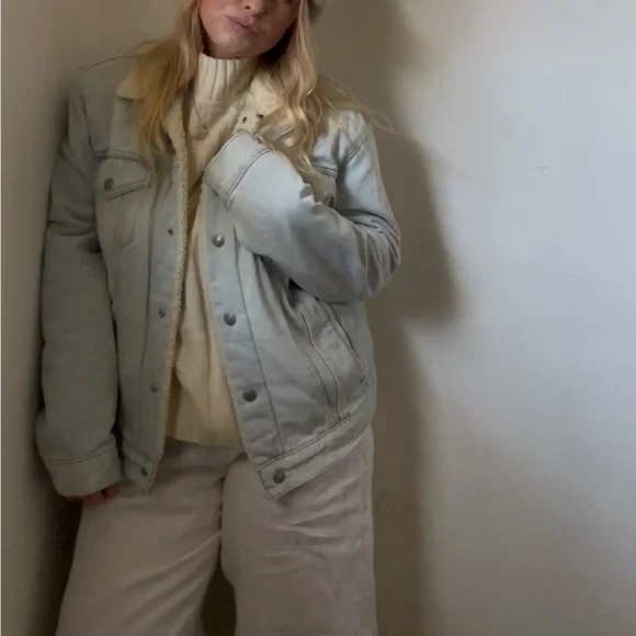 Levi’s Denim Trucker Jacket - Picture 4 of 6